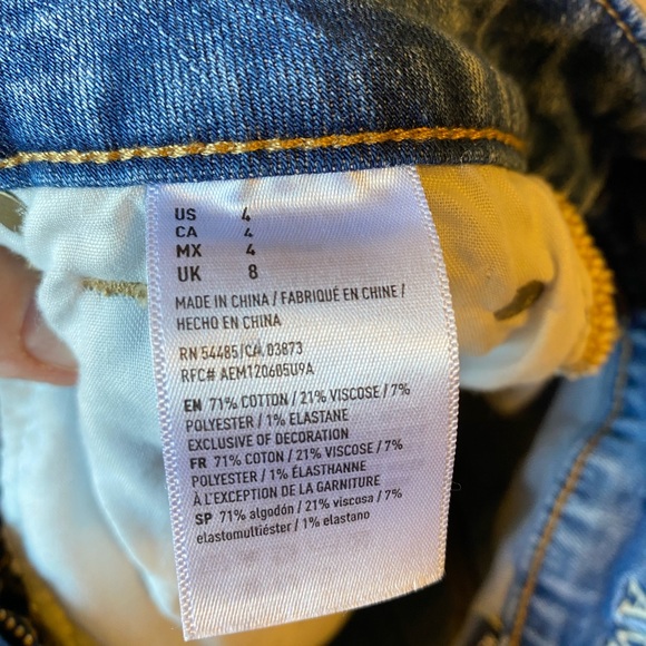 American Eagle AEO stretch distressed denim shorts with lace pockets size 4.. - Picture 4 of 7